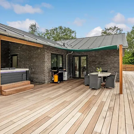 Cozy In With Jacuzzi Holiday home