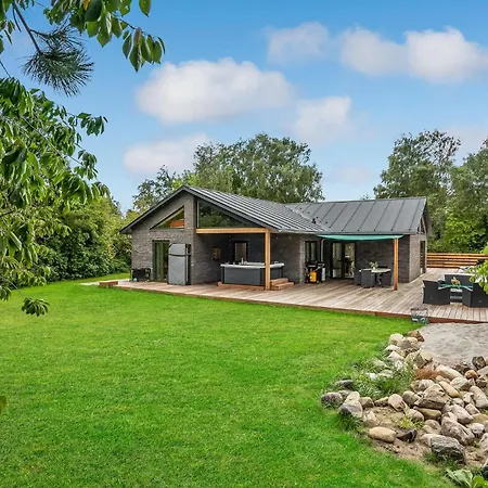 Holiday home Cozy In With Jacuzzi *